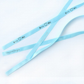 EPSON C53S654032 картридж с сатиновой лентой шириной 12 мм, черный шрифт на голубом фоне